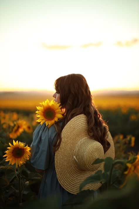 Photo Pregnant, Sunflower Fashion, Sunflower Photography, Calming The Storm, Sunflower Photo, Flowers Photography Wallpaper, Sunflower Field, Fun Easy Recipes, Fall Photoshoot