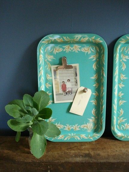 trays as magnet boards Magnet Wall, Upcycled Items, Vintage Metal Trays, Up Cycle, Magnet Board, Sweet Ideas, Organizing Hacks, Vintage Trays, Metal Tray