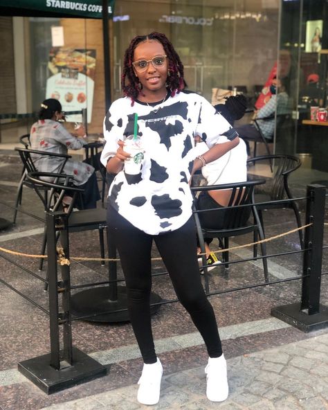 L O R N A M B E Y U on Instagram: “🎬🐄🤍” Baggy Tshirt And Leggings, Leggings And Baggy Shirt Outfits, Leggings With Baggy Shirt, Leggings And Baggy Shirt, Baggy Shirt Outfit, Cute White Sneakers, Baggy Tshirt, Baggy Shirt, Baggy T-shirt