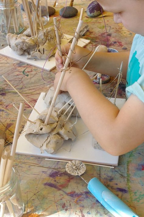 Homeschool Kindergarten working with clay An Everyday Story What is The Reggio Emilia Approach? Reggio Atelier, Reggio Emilia Classroom, Reggio Emilia Approach, Reggio Inspired Classrooms, Reggio Emilia Inspired, Reggio Classroom, Reggio Inspired, Invitation To Play, Homeschool Kindergarten