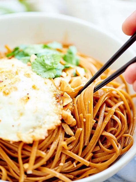 These Easy Asian Noodles are so good! A healthy, vegetarian recipe made w/ whole wheat pasta & over easy eggs! They're easy, tasty & better than delivery! showmetheyummy.com #pasta #healthy Asian Pasta Sauce, Asian Noodles Recipe, Easy Asian Noodle Recipes, Easy Asian Noodles, Asian Pasta, Whole Wheat Noodles, Noodle Dinner, Healthy Asian Recipes, Seasoned Rice Vinegar