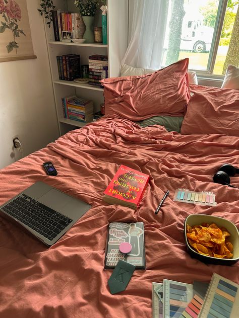 Cozy Reading In Bed Aesthetic, Readers Room Aesthetic, Reading Bedroom Aesthetic, Cozy Hobbies Aesthetic, My Life Aesthetic, Cozy Hobbies, Drømme Liv, Reading Spot, Bookstagram Inspiration