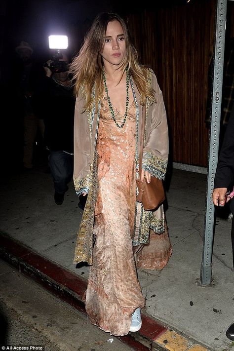 She's in fashion! Suki Waterhouse nailed bohemian chic on Thursday as she stepped out in L... Looks Hippie, Embroidered Robes, Estilo Hippie, Suki Waterhouse, Mode Boho, Moda Vintage, Mode Inspo, New Classic, Kimonos