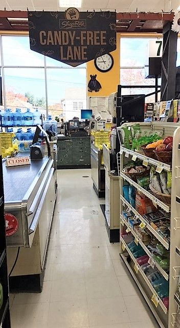 A Shoprite grocery store in New Jersey just added a candy-free lane in their store and are hoping to convert more next year! (Shoprite, Passaic, NJ, 11/16) Grocery Store Aesthetic Pictures, Grocery Store Aesthetic, Cash Desk, Free Candy, Movie Props, Grocery Store, New Jersey, Healthy Food, Healthy Recipes