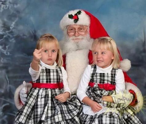 Christmas Spirit Awkward Family Christmas, Merry Christmas Meme, Funny Christmas Pictures, Awkward Family Photos, Santa Photos, Photo Fails, Christmas Memes, Santa Pictures, Epic Fail