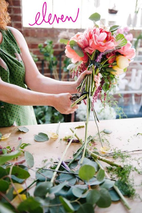 June Wedding Flowers, Bouquet Tutorial, Tropical Wedding Flowers, Beautiful Wedding Flowers, Practical Wedding, Diy Wedding Bouquet, Blog Ideas, Diy Wedding Flowers, Flower Girl Basket