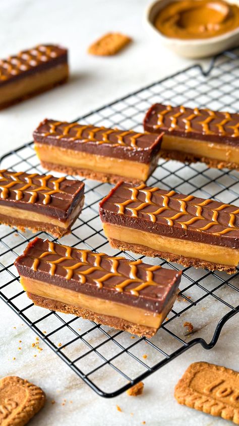 Arushi Hasija | Mills & Buns | I love a millionaire’s shortbread- and this biscoff twist on it is so good! I just swapped the shortbread base for crushed biscoff... | Instagram Biscoff Bars, Recipes Baking Desserts, Biscoff Desserts, Biscoff Cookie Recipe, Recipes No Bake, Biscoff Recipes, Caramel Shortbread, Caramel Recipe, Biscoff Biscuits