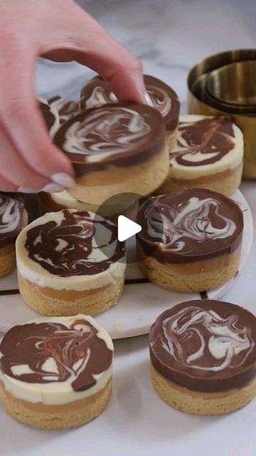 Millionaire Shortbread Recipe, Millionaires Shortbread, Tiny Cake, Shortbread Bites, Cottagecore Recipes, Homemade Shortbread, Food Reels, Caramel Ingredients, Shortbread Recipe