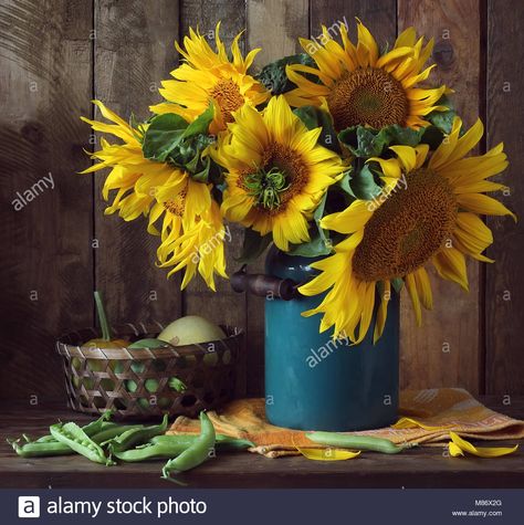 Photo Bouquet, Sun Flowers, Yellow Sunflowers, Amazing Drawings, Yellow Sunflower, Still Life Art, Flower Art Painting, Table Flowers, Painted Pumpkins