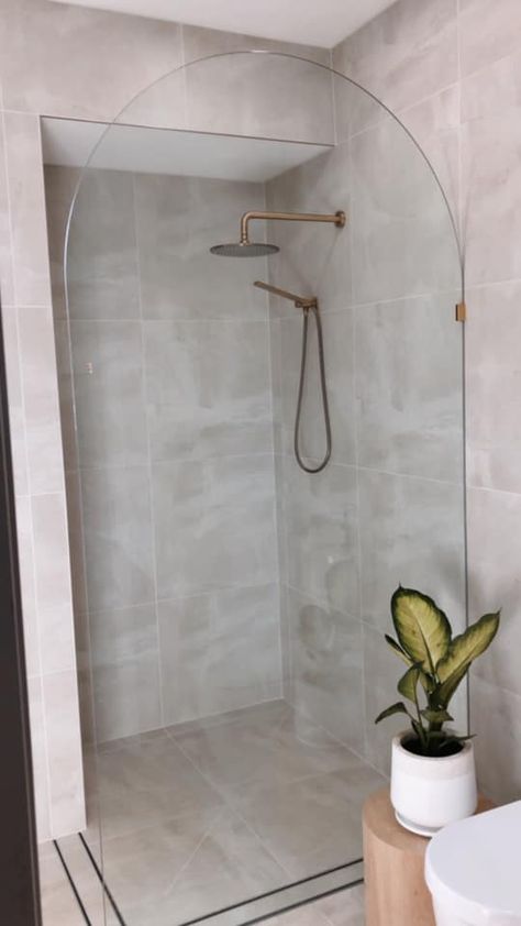 Curved Shower Screen, Curved Mirror Bathroom, Retro Green Bathroom, Bathroom 2023, Glass Shower Wall, Modern Apartment Interior, Bathroom Shower Doors, Main Bathroom Ideas, Bright Bathroom