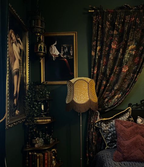 Dark Green Witchy Bedroom, House Design Dark, Home Decor Ideas Dark, Home Aesthetic Dark, Dark Maximalist Decor, Cottage Homes Interior, Apartment Refresh, Frozen Room, Dark Academia Decor