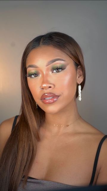 Emerald Green Makeup Looks Natural, Soft Glam Green Makeup, Green Make Up Eyes, Leilani Green Makeup, Light Green Makeup Looks Black Women, Makeup Sage Green, Prom Green Makeup, Subtle Green Makeup, Sage Makeup Look