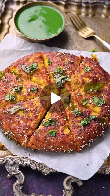 Protein Rich Foods Indian, Handvo Recipe Indian, Indian Starters Vegetarian, Rice Cake Breakfast, Gujarati Breakfast, Vegetarian Breakfast Recipes Indian, Handvo Recipe, Gujarati Snacks, Indian Side Dishes