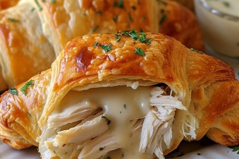 Chicken Stuffed Crescent Rolls - recipestasteful Chicken Stuffed Crescent Rolls, Crescent Roll Dough Recipes, Ring Recipes, Chicken Croissant, Stuffed Crescent Rolls, Crescent Roll Apple Dumplings, Shepard's Pie, Crescent Ring, Meat Pies