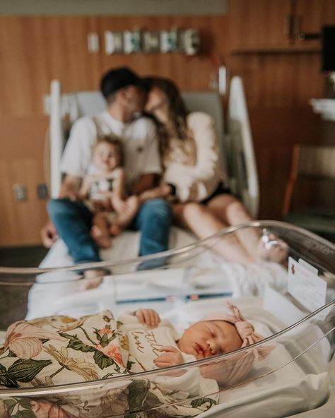 Hospital Pictures Labor, Must Have Hospital Pictures, Hospital Delivery Pictures, Hospital Photos Newborn Sibling, Hospital Photos Newborn Delivery Room, Newborn Hospital Pictures With Sibling, Diy Hospital Newborn Pictures, Newborn Baby Photos Hospitals, Labor And Delivery Photography