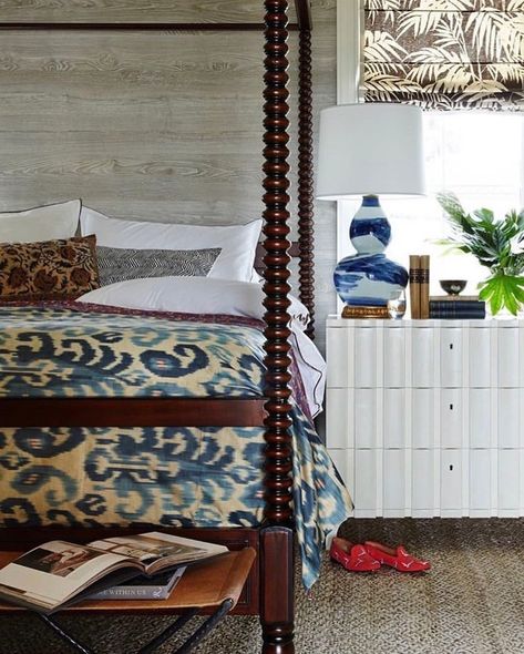 Bunny Williams Home on Instagram: “A fun bedroom by @summerthorntondesign with a classic bobbin poster bed and our Blue Brushstroke lamp alongside! 💙Our large brushstroke…” Summer Thornton, Costal Bedroom, Florida Interior Design, Interior Color Schemes, Sophisticated Decor, Coastal Bedrooms, Mediterranean Decor, Poster Bed, Luxury Bedroom