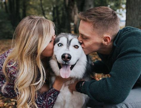 Husband Wife Dog Photos, Dog Family Pictures, Family Dog Photos, Pet Photography Poses, Family Pet Photography, Daughter Photo Ideas, Lake Photoshoot, Engagement Picture Outfits, Cute Engagement Photos