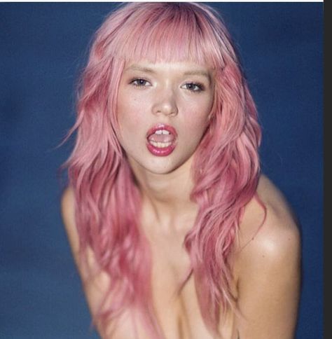 Pink Hair With Fringe, Pink Layered Hair, Layered Hair With Fringe, Hair With Fringe, Hair Fringe, Layered Hair, Pink Hair, Baby Fashion, Hair Makeup