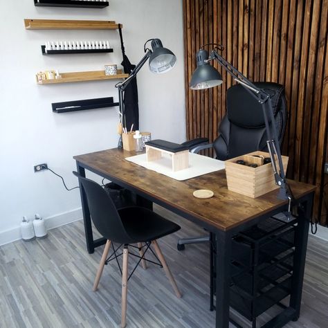 Decoración Nail Salon Industrial Design, Beauty Salon Organization Ideas, Nail Suite Ideas Boho, Black Nail Tech Room, Nail Room Inspo Aesthetic, Moody Nail Salon, Dark Nail Salon, Black Nail Room, Small Nail Salon