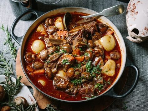 We Found The Perfect Winter Braised Beef Short Rib Potjie Recipe – 2oceansvibe News | South African and international news Best Beef Stew Recipe, Beef Stew With Dumplings, Stew And Dumplings, Diner Recept, Meatball Recipe, Beef Stew Recipe, Dumpling Recipe, James Martin, Stew Recipe