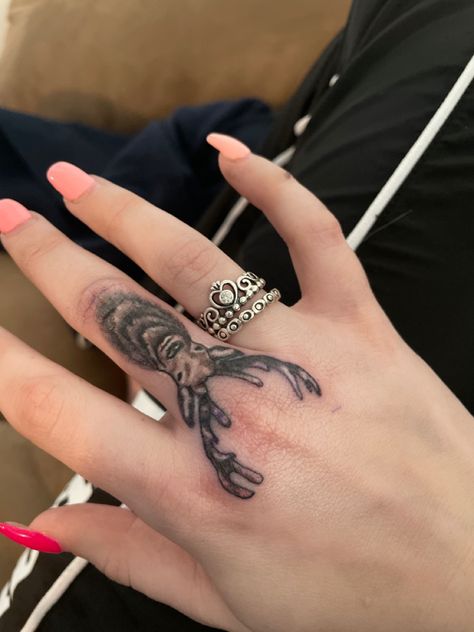 Couple Tattoos Western, Outlaw Woman Tattoo, Western Hand Tattoos, Western Grunge Aesthetic, Outlaw Tattoo, Outlaw Women, Western Grunge, Western Tattoos, Finger Tattoo