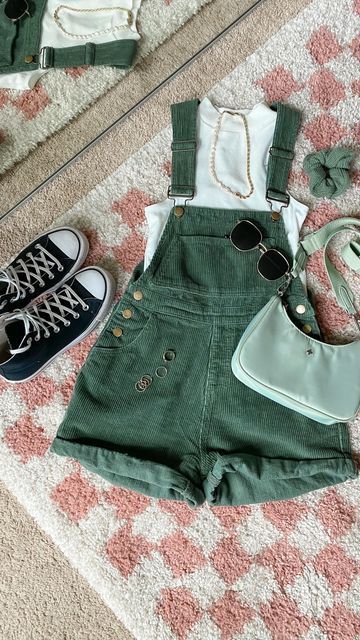 Cute Outfit Overalls, Cute Short Overalls, Cute Casual Shorts Outfits, Things To Wear To The Fair, Green Overall Shorts Outfit, Cute Overall Shorts Outfits, Earthy Shorts Outfits, Earthy Concert Outfit, Overalls Concert Outfit