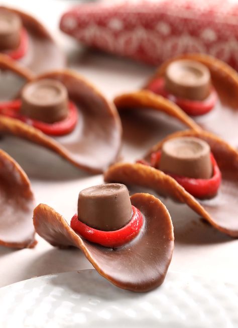 Chocolate Dip Pringle Cowboy Hat, Chocolate Pringle Cowboy Hat, Chocolate Pringles Cowboy Hats, Rolo Candy Crafts, Western Cake Pops Cowboy Birthday, Cowboy Hat Pringles, Cowboy Theme Appetizers, Cowboy Party Appetizers, Rodeo Party Snack Ideas