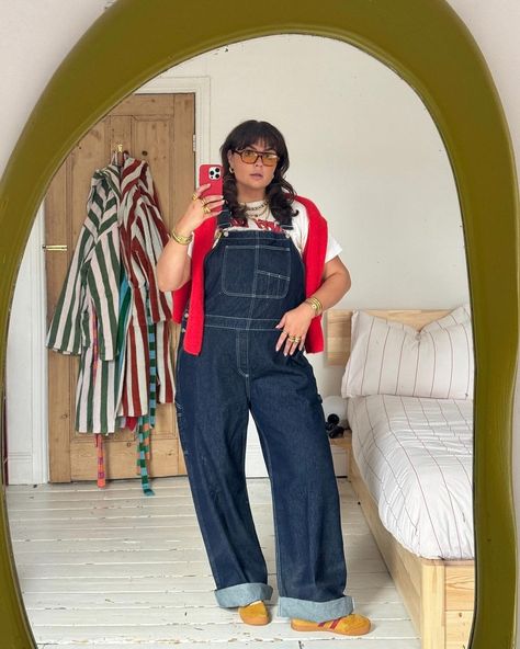 Francesca Perks (@francescaperks) • Fotos e vídeos do Instagram Plus Size Maximalist, Jean Jumpsuit Outfit, Jean Jumpsuit, Teaching Outfits, Jeans Plus Size, Funky Outfits, Winter Jeans, Jumpsuit Outfit, Fashion Mood Board