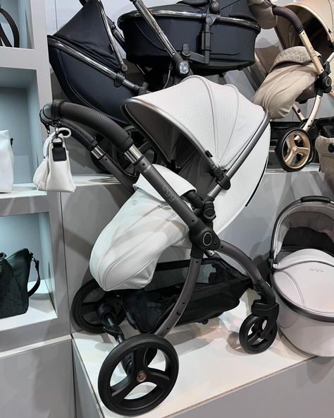 The stunning egg3 25th Anniversary Edition 🩶. Featuring the iconic houndstooth patterned fabric, a new matt chassis and silver touches 🤩. Arriving in Feb 2025, we can’t wait 🙌. #egg3 #eggstroller #parenting #baby #family #pushchair