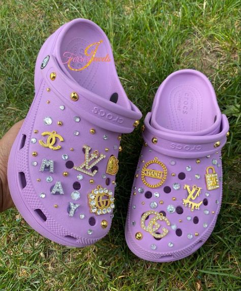 Crocs Decorations, Croc Decor, Croc Ideas, Taylor Swift Shoes, Cool Crocs, Crocs With Charms, Bling Crocs, Purple Crocs, Croc Accessories