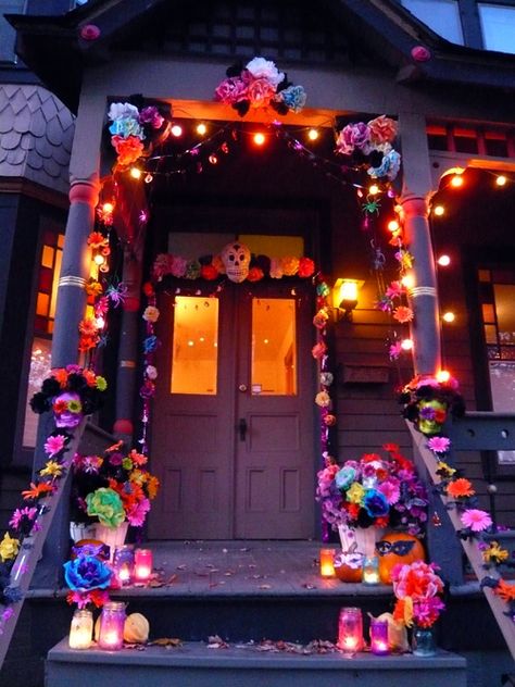 Sugar skulls and beyond: Easy Day of the Dead decorations Dia De Los Muertos Party Ideas, Dia De Los Muertos Decorations Ideas, Den Mrtvých, Day Of The Dead Party, Cheap Halloween Decorations, Retro Revival, Mexican Holiday, Cheap Halloween, Halloween Tattoo