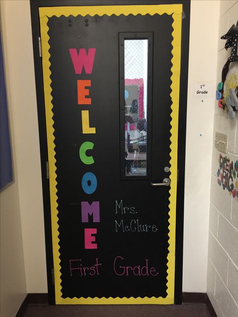 Simple Classroom Door Ideas, Welcome Door Classroom, Welcome Classroom Door Ideas, Soal Tk, Teachers Day Decoration, Classroom Organization High School, Class Door Decorations, Display Boards For School, Teacher Classroom Decorations