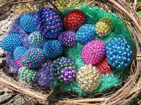 Eggs covered in leftover Mardi Gras beads Mardi Gras Diy, Mardi Gras Centerpieces, Mardi Gras Crafts, Mardi Gra, Auction Projects, Hippity Hoppity, Mardi Gras Parade, Mosaic Madness, Easter Egg Dye