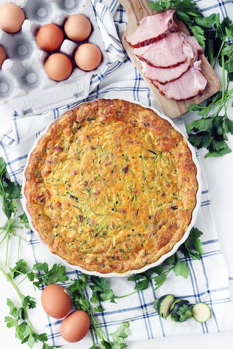 This crustless ham and zucchini quiche recipe is a great way to use up leftover ham  and feed a crowd easily! It can be served at room temperature so you can easily make it ahead of time. Ham Zucchini, Zucchini Quiche Recipes, Savoury Slice, Zucchini Quiche, Easy Pressure Cooker Recipes, Zucchini Casserole, Savory Pies, Quiche Recipe, Feed A Crowd