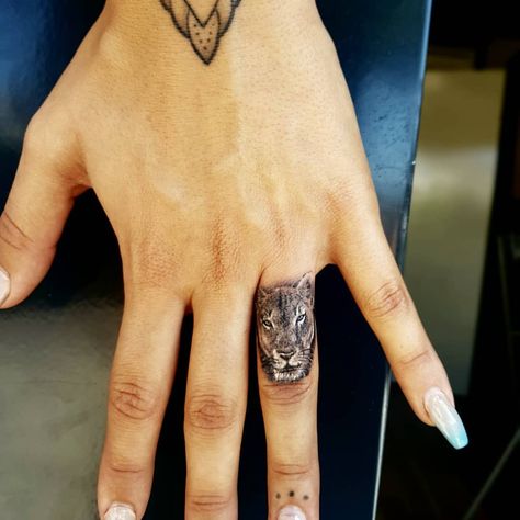 Lion Finger Tattoo For Women, Lion Finger Tattoo, Dainty Tattoos For Women, Lion Tattoo On Finger, Cover Up Tattoos For Women, Tattoo Artist Tattoo, Small Finger Tattoos, Idea Tattoo, Finger Tattoo For Women