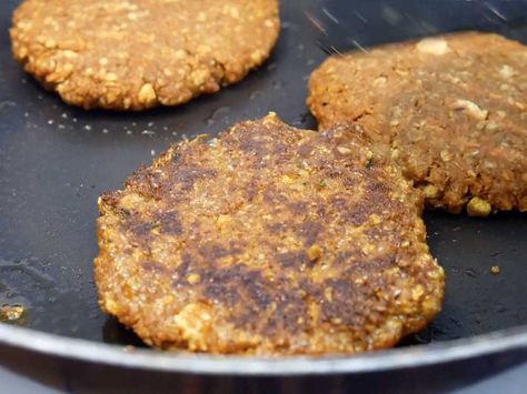 Oat Burger Recipe, Oat Burgers, Thai Burger, Parsley Potatoes, Vegetarian Burger, Vegan Burgers, Tahini Sauce, Burger Recipe, Healthy Ideas