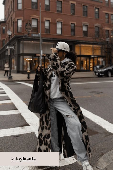 Stylish Rainy Day Outfits: Look Chic in Wet Weather — Autum Love Ny Fitted Hat, Rainy Outfit Ideas, Raining Day Outfit, Rainy Outfit, Rainy Day Outfits, Boss Lady Outfit, Light Rain Jacket, Statement Coat, Street Style Parisian