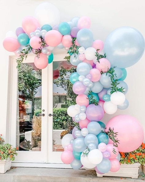 Balloons Backdrop, Pearl Balloons, Blue Birthday Parties, Backdrop Decor, Balloon Installation, Purple Balloons, Green Balloon, Balloon Backdrop, Blue Birthday