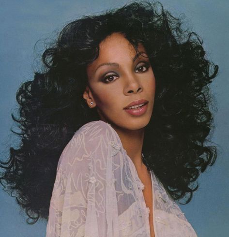 the late Donna Summer 70s Makeup And Hair, 1990s Hairstyles For Women, 1990s Hairstyles, Donna Summers, 80's Hairstyle, The Last Ride, Musica Disco, 70s Hair, 70s Aesthetic