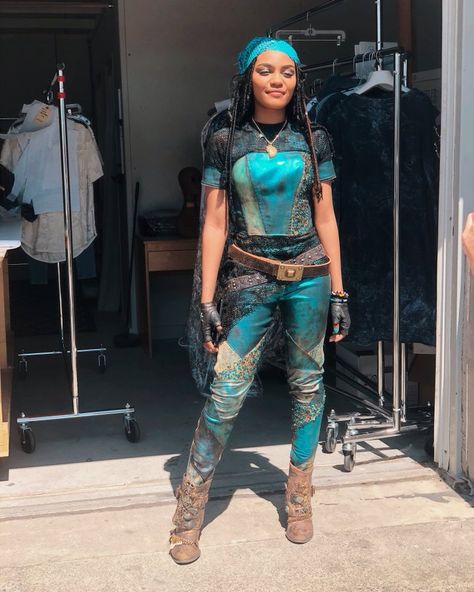 Descendants Uma Outfits, Uma Descendants Outfit, China Anne Mcclain Instagram, China Mcclain, Uma Descendants, Disney Channel Descendants, Anne Mcclain, Villain Outfits, China Anne Mcclain