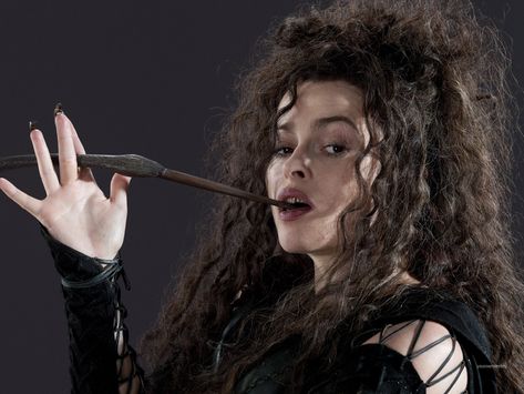 Bellatrix. Creepy! Bellatrix Wand, Bellatrix Lestrange Costume, Harry Potter Villains, Quiz Harry Potter, Harry Potter Kostüm, Harry Potter Witch, Harry Potter Quiz, Bellatrix Lestrange, Helena Bonham