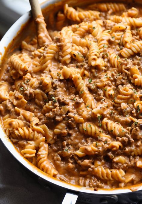 Creamy Beef Pasta Recipe is an easy pasta dish that is perfect for weeknight dinners. It's made in 30 minutes or less and is cheesy, and packed with flavor! Like homemade hamburger helper...but better! #cookiesandcups #pastarecipe #dinner #easydinner #recipe #30minutedinner #pastarecipes #beefpasta Creamy Beef Pasta, Beef Pasta Recipes, Pasta Cremosa, Favorite Pasta Recipes, Homemade Hamburger, Beef Pasta, Easy Pasta Dishes, Homemade Hamburgers, Hamburger Helper