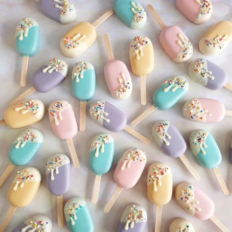 Popsicles Cake, Ice Cream Cake Pops, Cake Pop Designs, Cake Pop Decorating, Party Food Dessert, Ice Cream Pops, Ice Cream Birthday Party, Ice Cream Theme, Chocolate Covered Treats