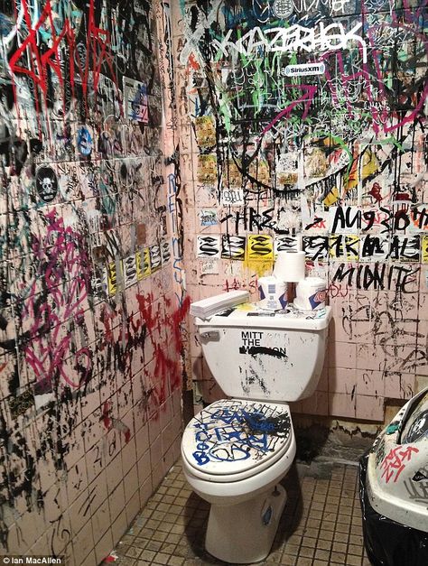 graffiti'd public toilets Brooklyn Bar, Punk Room, Room Grunge, Bathroom Graffiti, Chicago Magazine, Street Art News, Toilet Art, Bar Bathroom, Tumblr Rooms