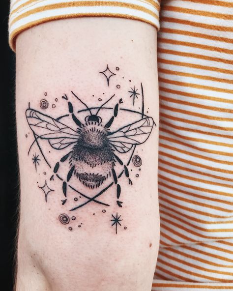 bee and ley lines in honor of the book series ‘the raven cycle’ and gansey ✨ any day that my fandom overlaps with my work is a great day!… Trc Tattoo, The Raven Cycle Tattoo, Cycle Tattoo Ideas, Raven Cycle Tattoo, Cycle Tattoo, Ley Lines, The Raven Cycle, Blue Sargent, Raven King