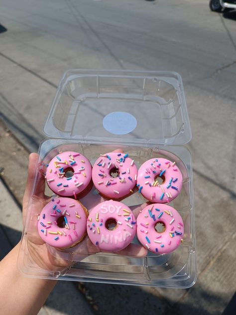 Donut Boxes Packaging, Mini Donuts Ideas, Donat Glaze, Pancake Shop, Cheesecake Cups Recipe, Donut Pictures, Donut Flavors, Chocolate Doughnuts, Strawberry Treats