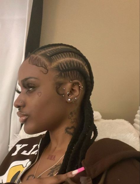 Hair Influencer, Different Ear Piercings, Cool Ear Piercings, Pretty Ear Piercings, Big Box Braids Hairstyles, Face Piercings, Cute Ear Piercings, Cute Piercings, Piercings Unique