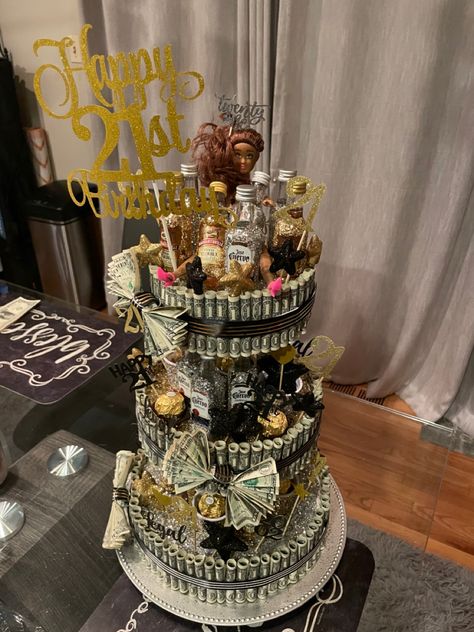 Alcohol Gift Ideas, Birthday Money Cake, Alcohol Bouquet, Beer Bouquet, Guys 21st Birthday, Money Cake, Money Bouquet, Mixed Drinks Alcohol, Creative Money Gifts