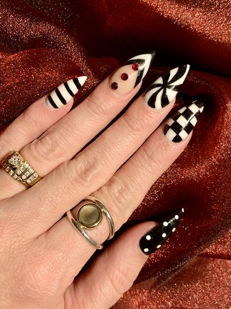 Harlequin Nails Designs, Jester Nail Art, Clown Inspired Nails, Circus Themed Nails, Black And White Clown Nails, Clown Nails Halloween, Clown Core Nails, Halloween Clown Nails, Circus Nails Designs