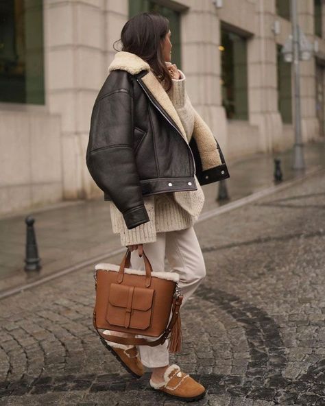 Cropped Shearling Jacket Outfit, Shearling Coat Outfit, Shearling Jacket Outfit, Shearling Coat Womens, Winter Coat Trends, Fall Jackets Outfit, Street Style 2022, Swiss Ski, Jacket Coat Fashion